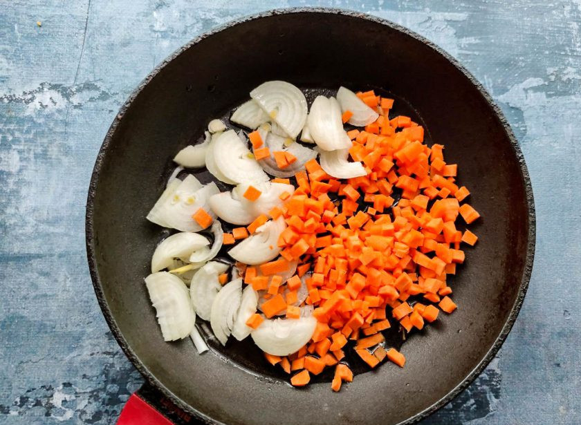 1. Этап. Куриный паштет с яйцом: Лук очистите от шелухи и нарежьте полукольцами. Морковь хорошо помойте и нарежьте небольшими кубиками. Выложите овощи в хорошо разогретую сковороду с растительным маслом и обжарьте до золотистого цвета.