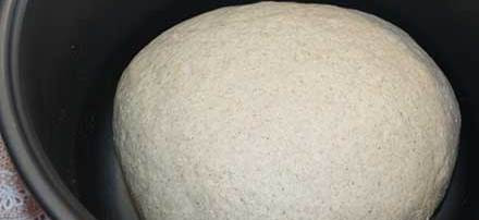 1. Этап. Кукурузный хлеб в мультиварке: 2. Лепим колобок из теста, кладем в чашу мультиварки, и ставим ее в режим подогрева на несколько минут. Затем пусть тесто настоится хотя бы час.