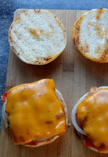 1. Этап. Чизбургер с лечо: Поверх расположить котлету с сыром.