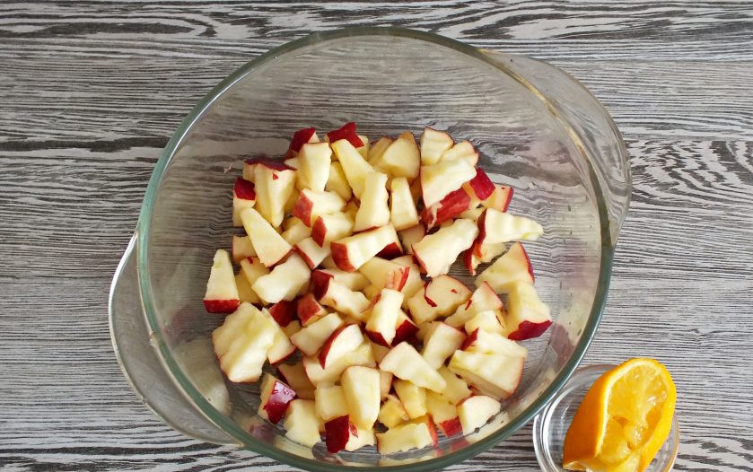 1. Этап. Фруктовый салат с творогом: У яблока удалите сердцевину, нарежьте кубиками, в пределах 1 см. Переложите в салатник. Сбрызните лимонным соком.
