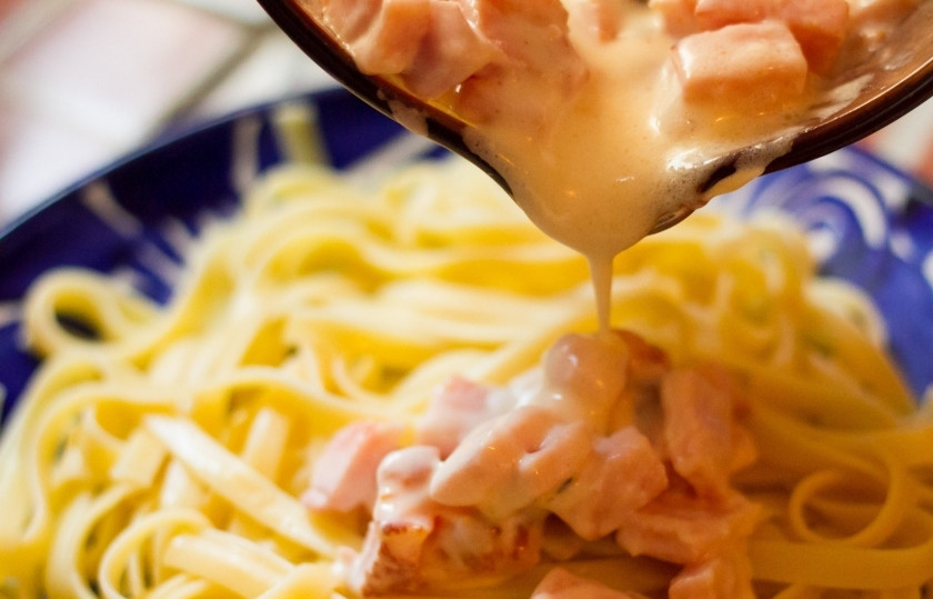 1. Этап. Тальятелле карбонара: Бекон тушится в жирных сливках буквально две минуты. Посолите соус карбонара по вкусу. Когда тальятелле сварятся, выложите соус на них. Помешайте.