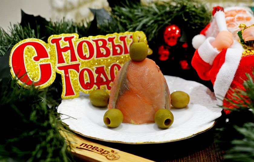 1. Этап. Закуска Колокольчики: 7. Переверните колокольчики на тарелку и украсьте оливками. Приятного аппетита!