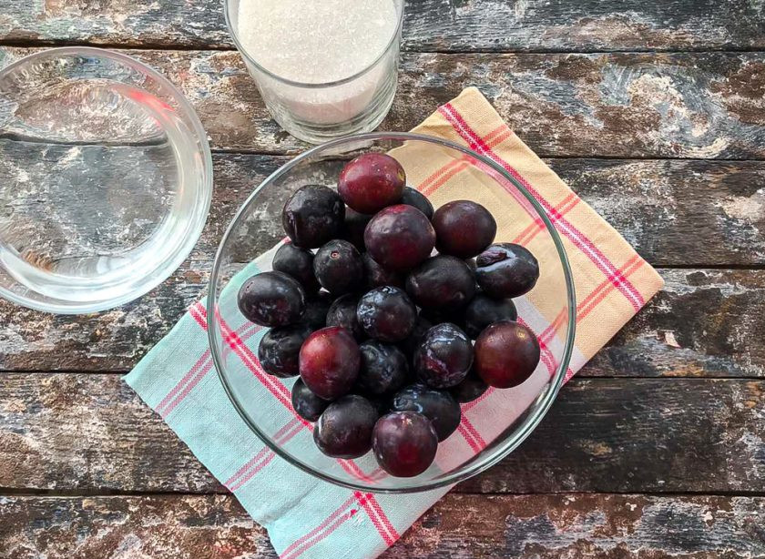 1. Этап. Сливовый сок на зиму: Подготовьте все необходимые ингредиенты.