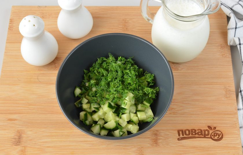 1. Этап. Кефирный суп для похудения: В тарелочку порежьте кубиками огурец, если кожура плотная — срежьте. Добавьте рубленый укроп.
