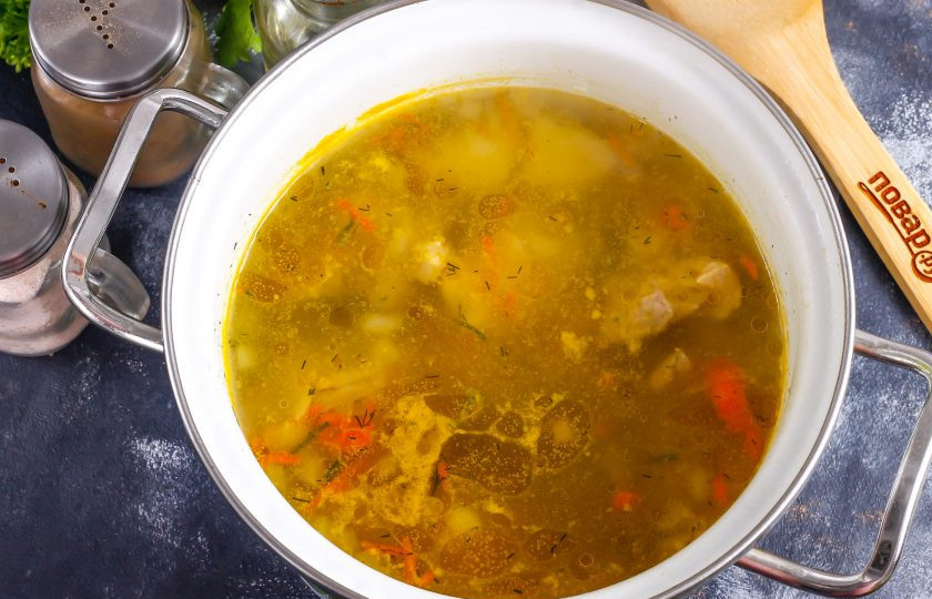 1. Этап. Суп Наваристый: Выключите нагрев и дайте первому блюду настояться под крышкой примерно 2-3 минуты.