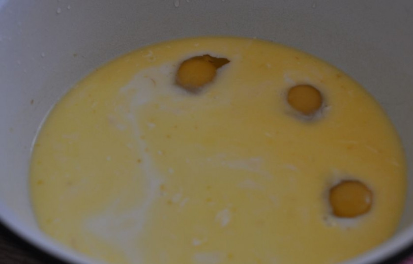 1. Этап. Дрожжевое тесто для булочек: Масло сливочное растопите, добавьте в него молоко теплое, потом вбейте яйца, добавьте соль и сахар. Перемешайте и добавьте в тесто подошедшие дрожжи.