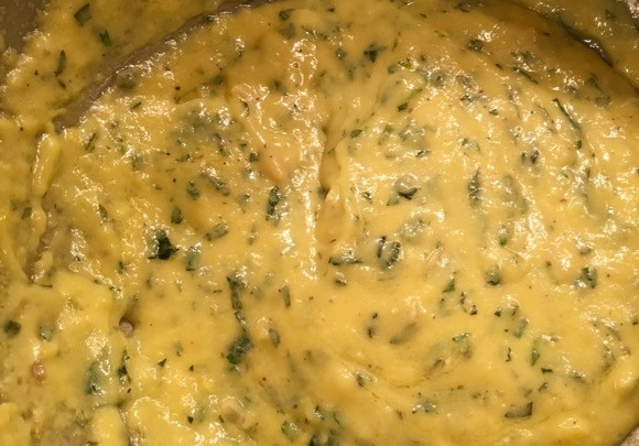 1. Этап. Беарнский соус: Очень важно: желтки не должны сварится, поэтому огонь должен быть минимальным. Соус не должен расслоиться, поэтому добавляйте масло понемногу. Когда увидите, что соус начал эмульсифицироваться, можно вливать растопленное масло тонкой струйкой. Готовый соус похож по консистенции на жидкий майонез. Добавьте в него оставшийся эстрагон и сразу подавайте.