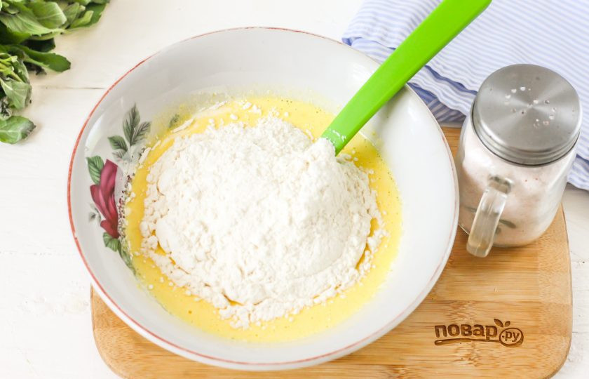 1. Этап. Пирог с персиковым вареньем: Взбейте все содержимое емкости и всыпьте пшеничную муку. Замесите песочное тесто и поместите его в холодильник, обернув пленкой.