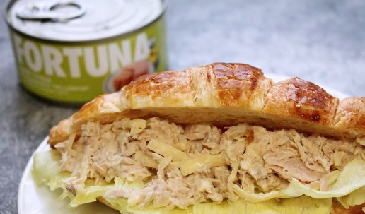 1. Этап. Закусочные круассаны с тунцом: Круассаны разрежьте вдоль, не до конца, положите листья салата и уложите начинку из тунца с сыром.