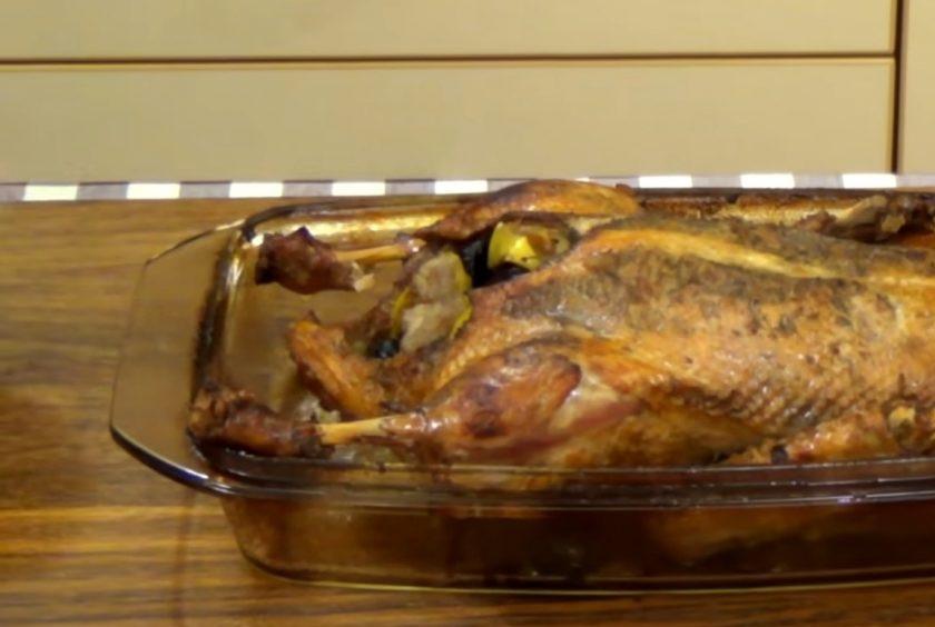 1. Этап. Утка, запеченная с яблоком и черносливом в пиве: 5. Накройте утку крышкой и запекайте в разогретой до 200 градусов духовке 90 минут. Затем переложите утку в отдельную форму и верните в духовку на 15 минут, чтобы она зарумянилась.