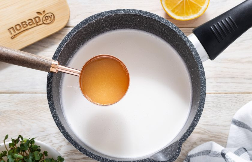 1. Этап. Сыр из арахиса: Выжмите из лимона сок и процедите от мякоти с косточками. Снимите горячее арахисовое молоко с плиты, влейте лимонный сок. Перемешайте лопаточкой и оставьте на 1-2 часа.