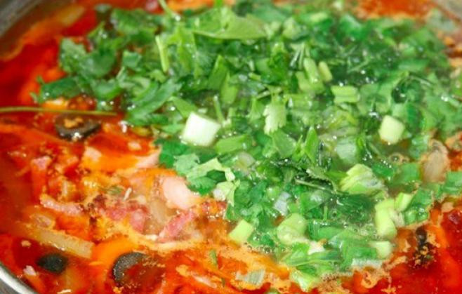 1. Этап. Солянка с томатной пастой: Затем добавьте в солянку обжарку, посолите и поперчите, а также измельченную зелень добавьте. Проварите еще минут 10.