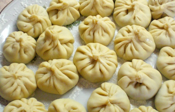 1. Этап. Хинкали с мясом: То же самое повторяем со всем оставшимся тестом, пока оно не закончится.