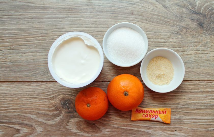 1. Этап. Сметанно-мандариновое желе: Подготовьте все необходимые ингредиенты для приготовления сметанно-мандаринового желе. Мандарины тщательно вымойте в горячей воде и обсушите. Сметану заранее достаньте из холодильника, она не должна быть холодной.