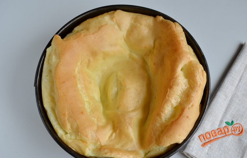 1. Этап. Торт Карпатка с заварным кремом: Первый корж готов! Он очень хорошо увеличился в объемах, но после сядет, внутри он пористый, воздушный. Приступайте к выпеканию второго коржа.