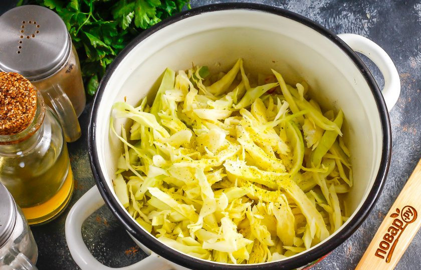 1. Этап. Молочный суп с капустой: Всыпьте приправу для курицы, соль, перемешайте все и обжарьте вместе с луком примерно 2-3 минуты.