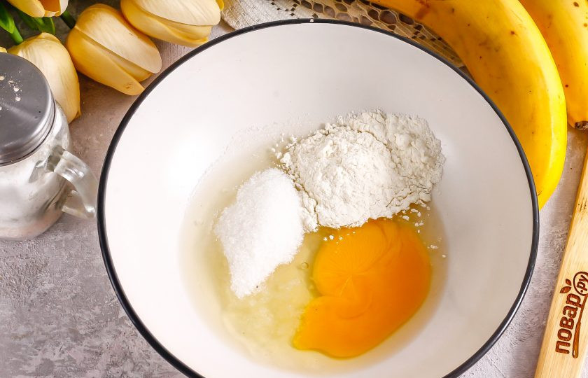 1. Этап. Бананы по-вьетнамски: В глубокой емкости смешайте 1 ч.л. сахара, соль, муку. Вбейте туда же куриное яйцо и влейте холодную воду. Взбейте. Кляр готов.
