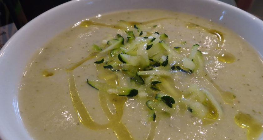 1. Этап. Суп с кабачками: 5. Разлейте суп по тарелкам, украсьте оливковым маслом и измельченным кабачком, подавайте сразу.