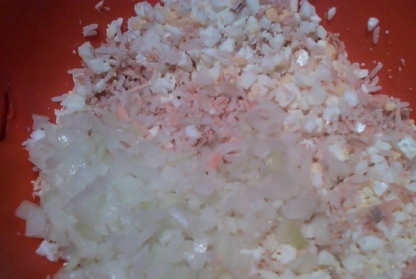 1. Этап. Салат рыбный с рисом: 3. Сюда же - ошпаренный и чуть подсохший лук.