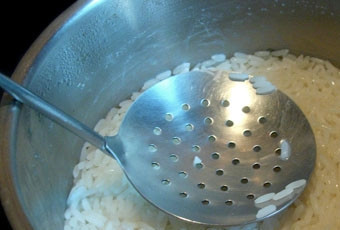 1. Этап. Говядина с ананасом: 1. Сварите рис без соли, оставьте его настаиваться в той же емкости.