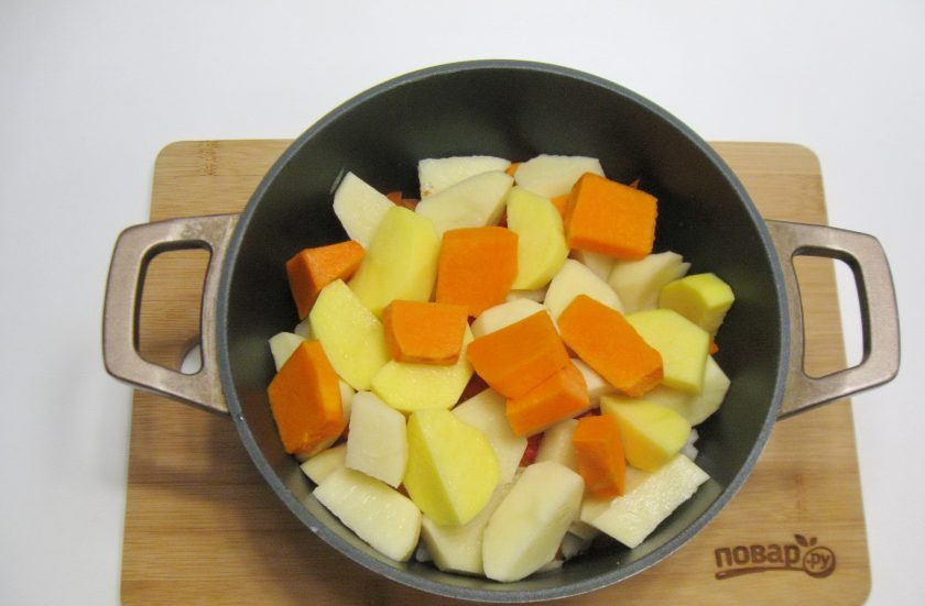 1. Этап. Басма в казане: Тыкву очистите, помойте и нарежьте кубиками.