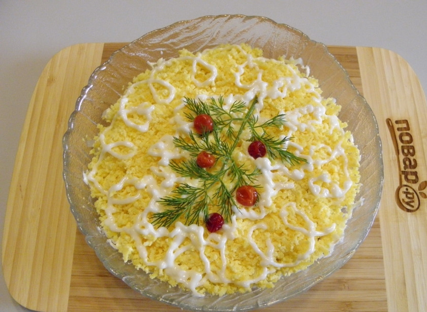 1. Этап. Салат Мимоза новогодний: Перед подачей на стол удалите с салата пленку, украсьте блюдо укропом и майонезом. Приятного аппетита!