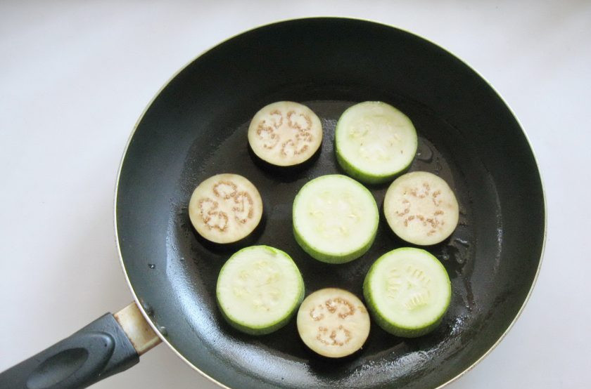 1. Этап. Башенки из кабачков и баклажанов: Выложите на горячую сковороду с подсолнечным маслом.