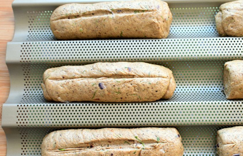 1. Этап. Мини-багеты с жареным луком: Выложите багеты в форму или на лист, сделайте продольный надрез и дайте подойти еще минут 15.