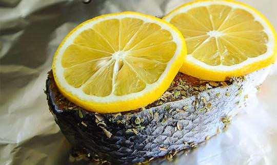 1. Этап. Стейк из семги в фольге: 3. Сверху выкладываем дольки лимона.