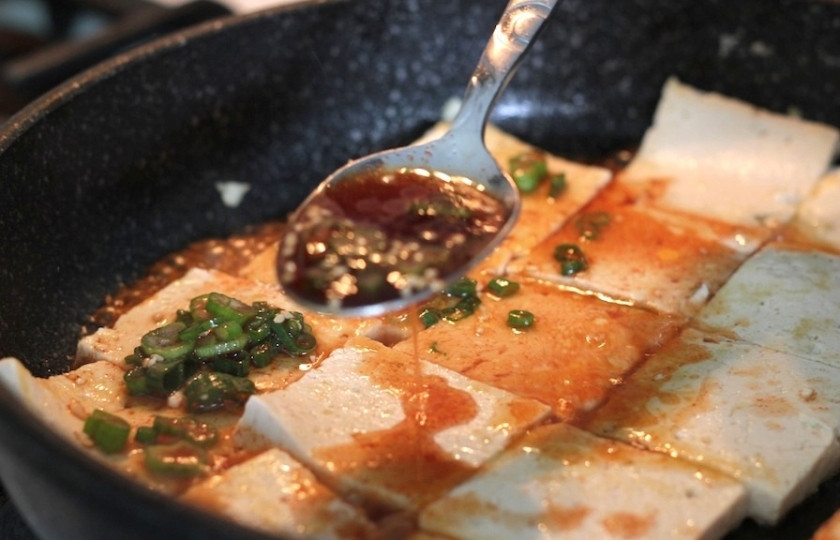 1. Этап. Припущенный тофу: Затем равномерно распределяем приготовленный нами соус по ломтикам тофу.