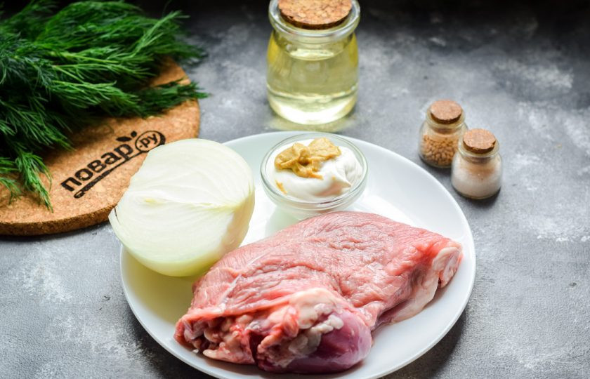 1. Этап. Свинина в духовке с майонезом: Подготовьте все ингредиенты.