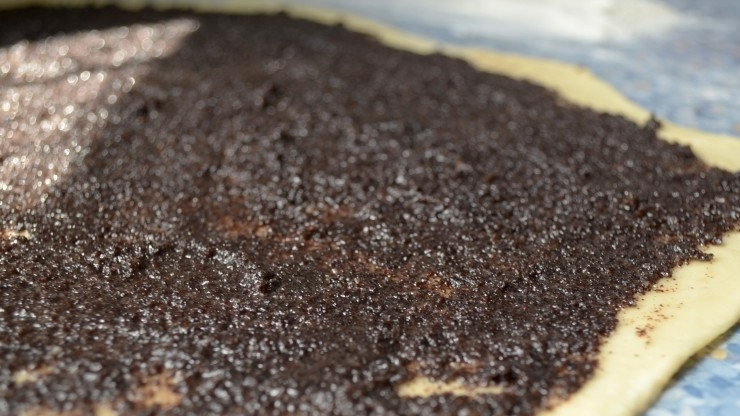 1. Этап. Маковый рулет без дрожжей: 6. Достаньте тесто из холода и раскатайте его в тонкий пласт (5 мм), распределите начинку по всему тесту.