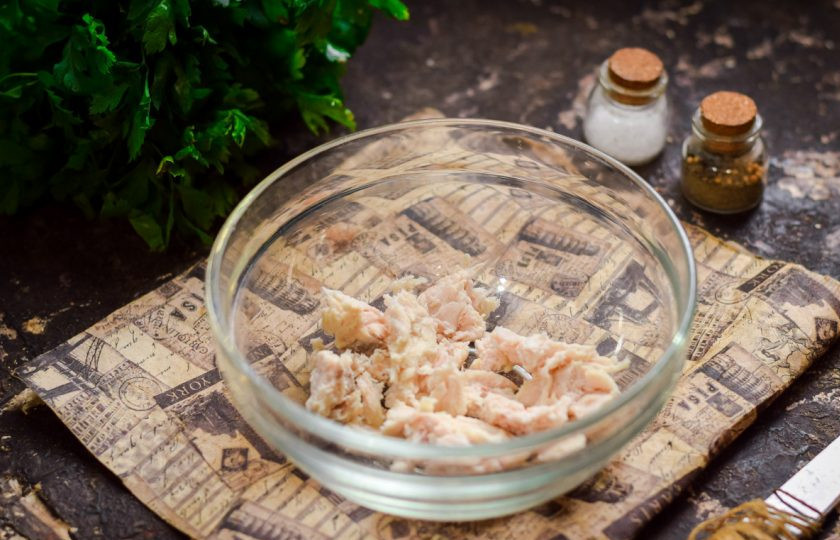 1. Этап. Оливье по Дюкану: Куриное филе отварите заранее, остудите в бульоне. Нарежьте филе небольшими кусочками и переложите в салатник.