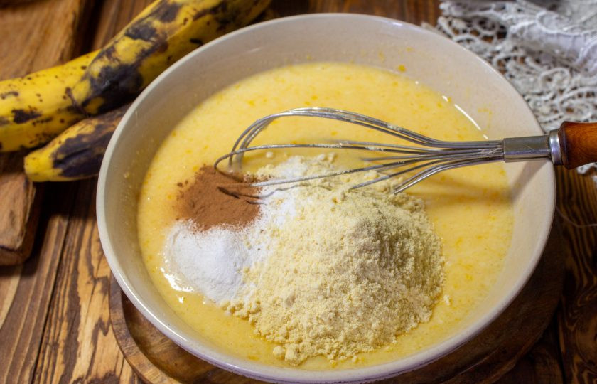 1. Этап. Пирог с бананом на кукурузной муке: Всыпьте муку кукурузную, корицу и разрыхлитель. Соедините тщательно продукты.
