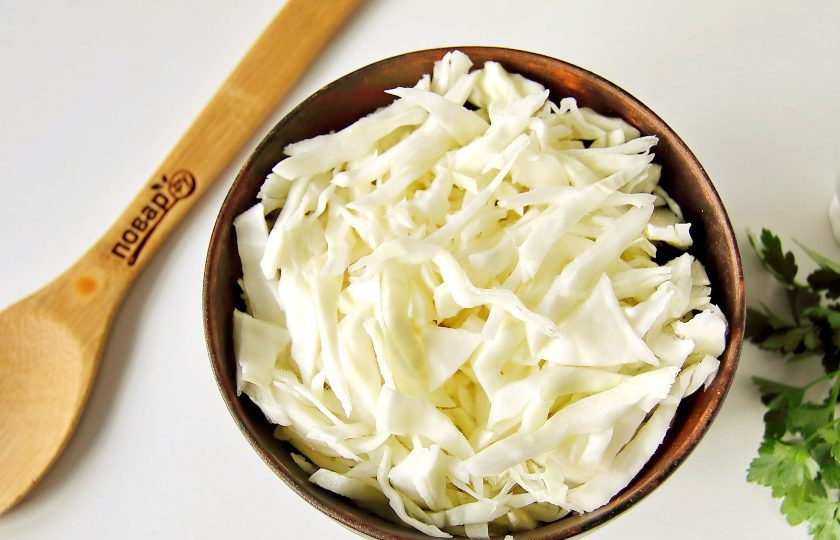 1. Этап. Борщ для детей: Капусту тонко нашинкуйте и добавьте ее в кастрюлю, как только бульон закипит.