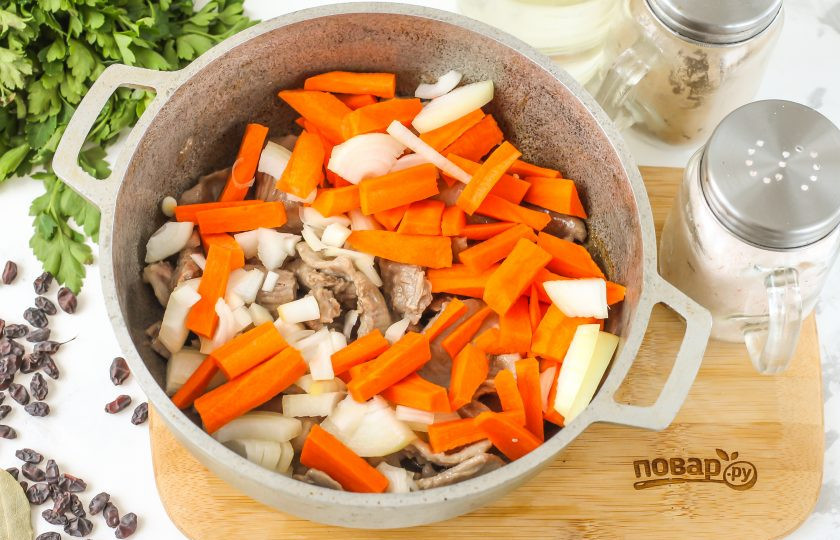 1. Этап. Чеченский плов: Пока мясо жарится, очистите овощи от кожуры, промойте в воде. Нарежьте морковь брусочками, а лук — полукольцами и добавьте к обжаренному мясу. Томите все на умеренном нагреве до румяности примерно 2-3 минуты.