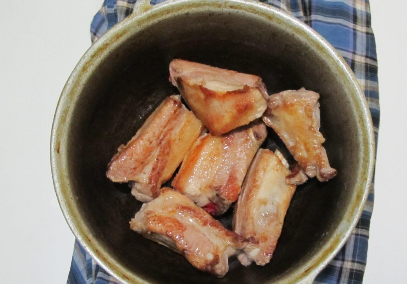 1. Этап. Плов со свиными ребрышками: 1. В казане прогреваем масло, и тем временем ребрышки натираем солью и перцем и отправляем обжариваться до румяной корочки.