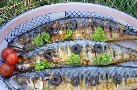 1. Этап. Скумбрия на барбекю: Запекайте рыбу до готовности, изредка переворачивая её. На это уйдёт около 30 минут. Приятного аппетита!