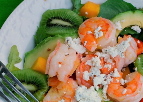 1. Этап. Салат из креветок с ананасами: 4. А теперь красиво раскладываем салатные листья по салатнице, наверх выкладываем овощи, фрукты и креветки, перемешаем, добавим специи и масло, и посыплем сверху сыром. Готово!