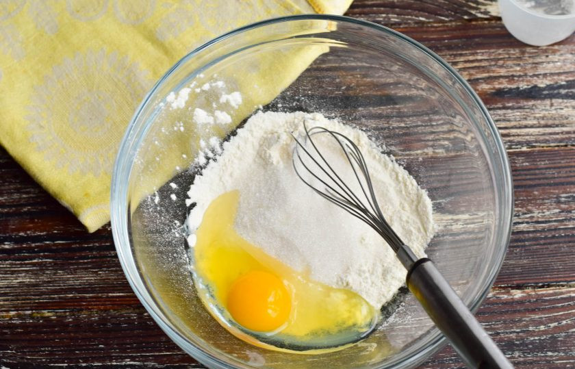 1. Этап. Классические валлийские кейки: Вбейте яйцо, всыпьте сахар.
