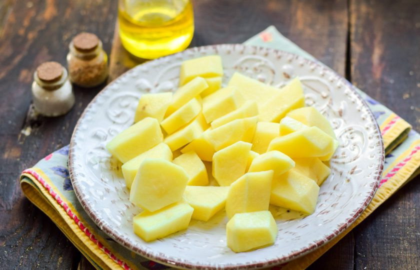 1. Этап. Селедка с картошкой в духовке: Очистите картофель, вымойте и нарежьте крупными брусками.