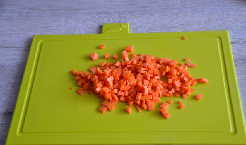 1. Этап. Тальятелле болоньезе: Мелко нарежьте морковь.