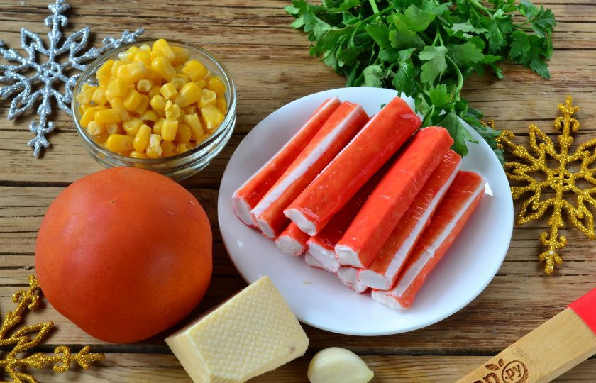 1. Этап. Салат Коррида с крабовыми палочками: Подготовьте все необходимые ингредиенты. Помидоры выбирайте тугие и достаточно твердые.