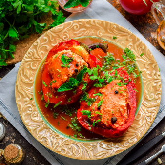 Фаршированный перец в томатном соусе