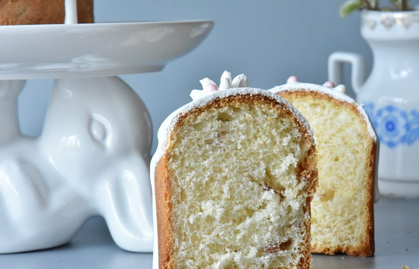 1. Этап. Александрийское тесто для куличей: Пасхальные куличи, испеченные на александрийском тесте, сохраняют свою свежесть и мягкость на протяжении нескольких дней. Это делает их популярными подарками и сладостями для пасхальных праздников.