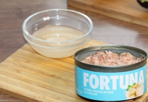 1. Этап. Авокадо, фаршированный тунцом и вяленым перцем: 5. Выложите тунец без жидкости в миску.