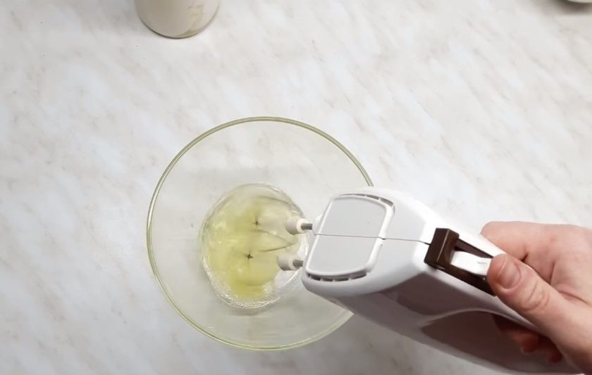 1. Этап. Пышные и мягкие оладушки: 1. Приготовьте тесто: отделите белки от желтков и взбейте до устойчивых пиков, начиная взбивать на небольшой скорости, постепенно ее увеличивая. В процессе небольшими порциями добавляйте сахар.