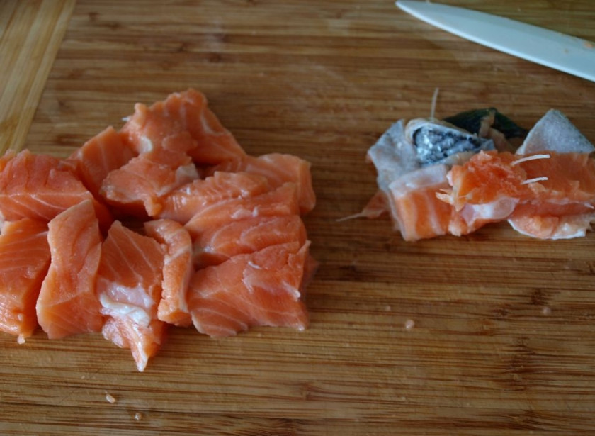 1. Этап. Венгерская уха: Рыбу чистим и потрошим. Отделяем филе, аккуратно выбираем косточки и нарезаем небольшими кусочками.