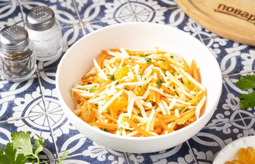 1. Этап. Салат с морковью, сельдереем и изюмом: Салат с сельдереем, морковью и изюмом готов, приятного вам аппетита!