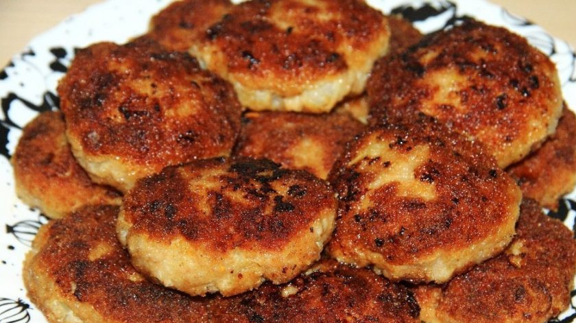 1. Этап. Котлеты домашние из фарша: Обжарьте котлеты с обеих сторон до золотистой корочки в масле. Приятного аппетита!